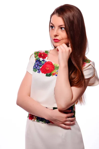 Ragazza ucraina indossa camicia nazionale ricamata isolato su bianco — Foto Stock