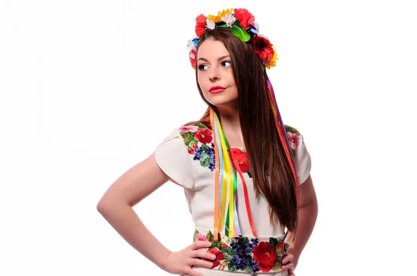 Glückliches nettes Mädchen in der ukrainischen Nationaltracht — Stockfoto