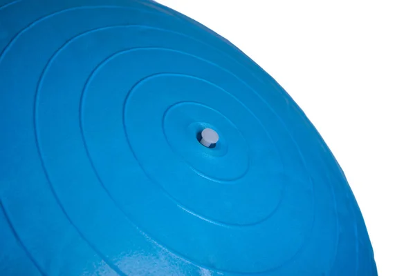 Primer plano de una pelota de fitness azul aislada sobre fondo blanco — Foto de Stock