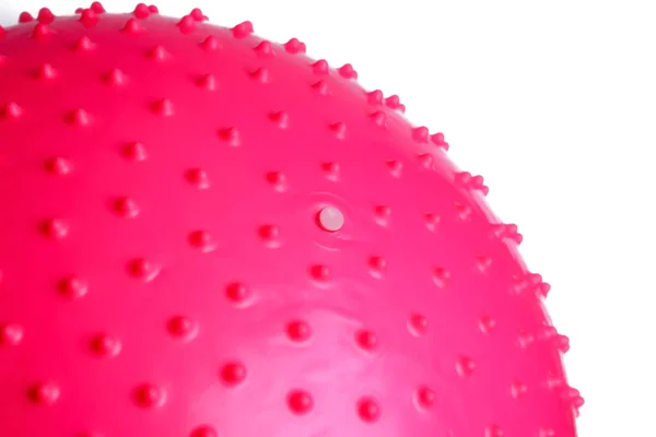 Nahaufnahme eines rosafarbenen Fitnessballs isoliert auf weißem Hintergrund — Stockfoto