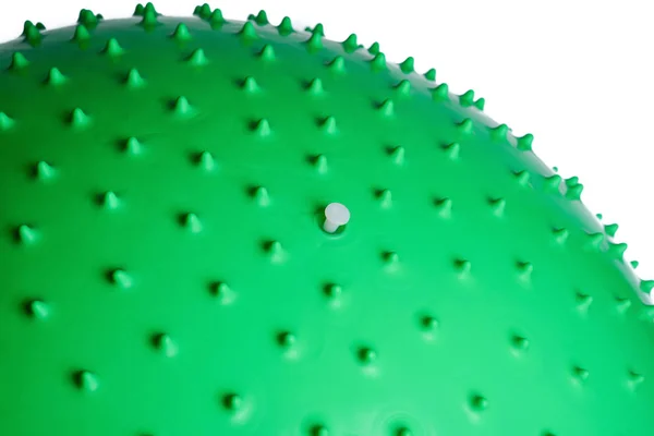 白い背景に分離された緑のフィットネス ボールのクローズ アップ — ストック写真