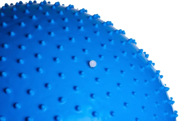 Primer plano de una pelota de fitness azul aislada sobre fondo blanco — Foto de Stock