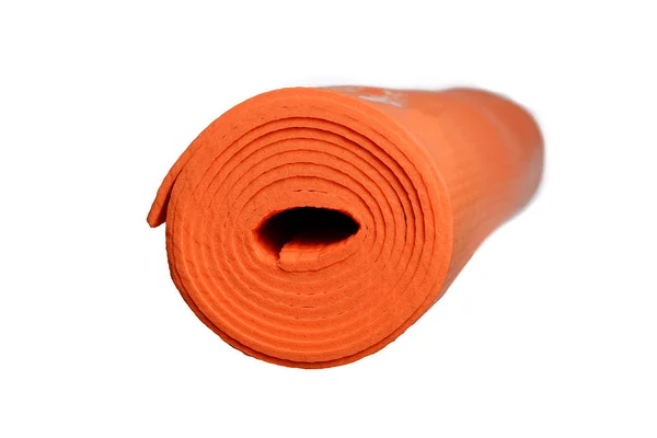 Esterilla de yoga naranja sobre un fondo blanco — Foto de Stock