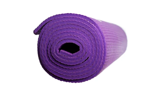 Esterilla de yoga violeta sobre un fondo blanco — Foto de Stock