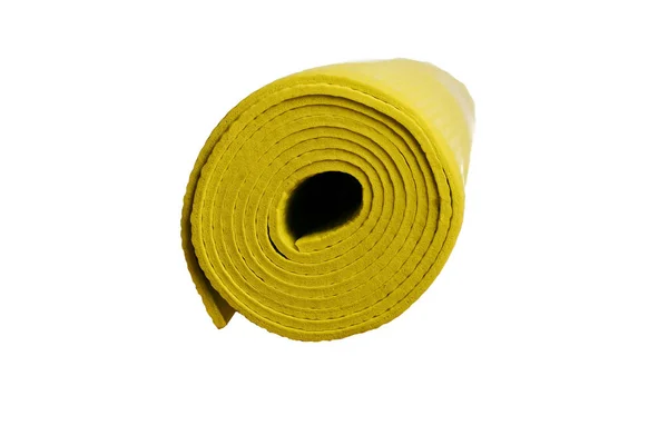 Esterilla de yoga amarillo sobre un fondo blanco — Foto de Stock