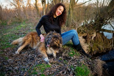 Kafkas çoban köpeği ile oynayan kız sonbahar