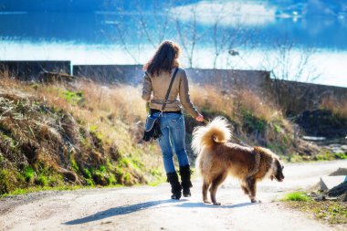 Kafkas çoban köpeği ile oynayan kız sonbahar