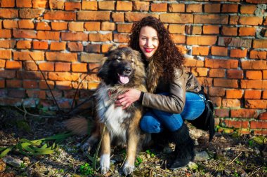 Kafkas çoban köpeği ile oynayan kız sonbahar