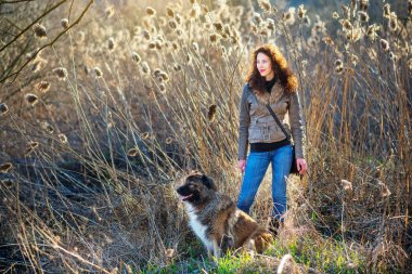 Kafkas çoban köpeği ile oynayan kız sonbahar