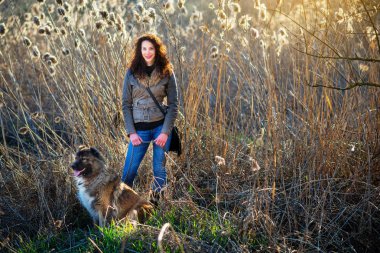 Kafkas çoban köpeği ile oynayan kız sonbahar