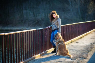 Kafkas çoban köpeği ile oynayan kız sonbahar