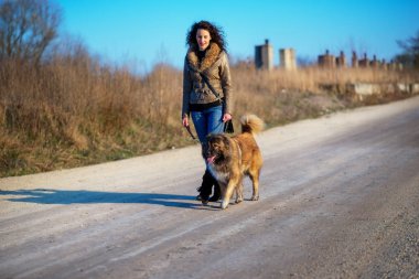 Kafkas çoban köpeği ile oynayan kız sonbahar