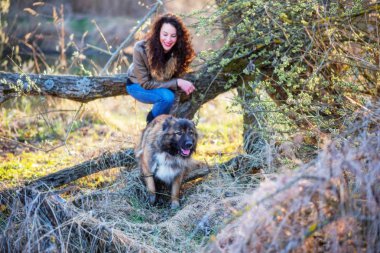 Kafkas çoban köpeği ile oynayan kız sonbahar