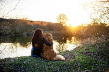Kafkas çoban köpeği ile oynayan kız sonbahar