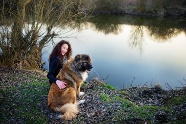 Kafkas çoban köpeği ile oynayan kız sonbahar
