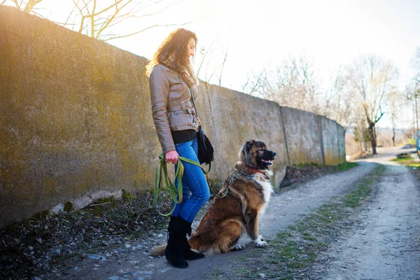 Kafkas çoban köpeği ile oynayan kız sonbahar