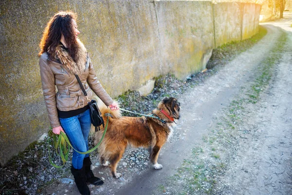 Kafkas çoban köpeği ile oynayan kız sonbahar