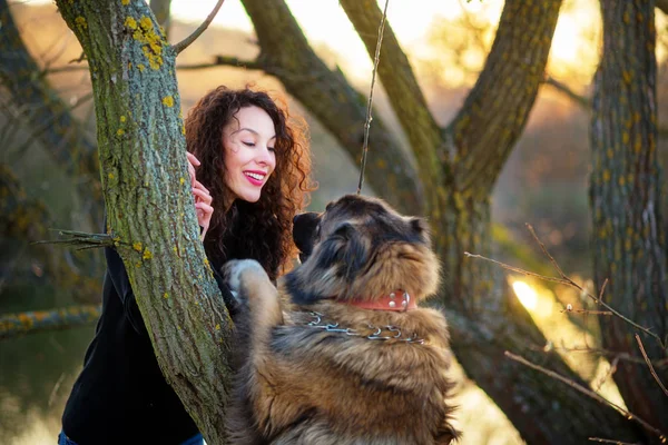 Kafkas çoban köpeği ile oynayan kız sonbahar