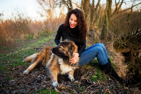 Kafkas çoban köpeği ile oynayan kız sonbahar