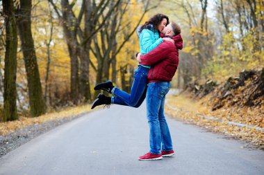 adam onun kollarında onun sevgili harika bir sonbahar gün alır