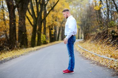 genç adam harika bir sonbahar günü yolda ayakta