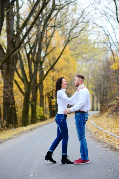 adam onun kollarında onun sevgili harika bir sonbahar gün alır
