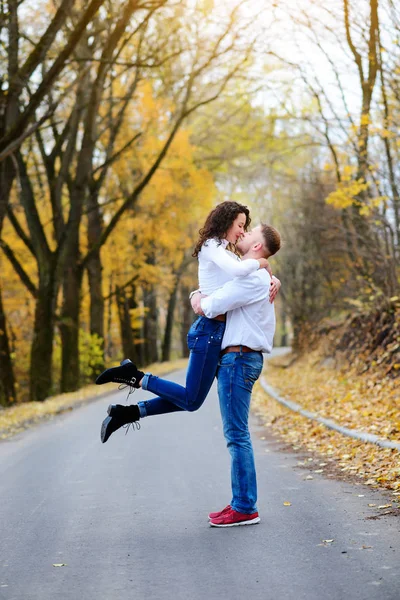 Adam onun kollarında onun sevgili harika bir sonbahar gün alır — Stok fotoğraf