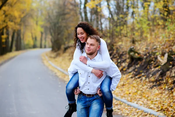 Jeune couple amoureux marchant dans le parc d'automne — Photo