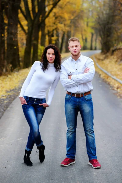 豪華な秋の日の道の上に立って愛の若いカップル — ストック写真