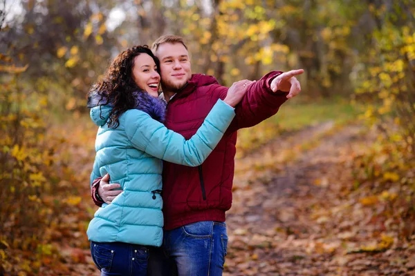 Couple amoureux marchant dans la forêt d'automne — Photo