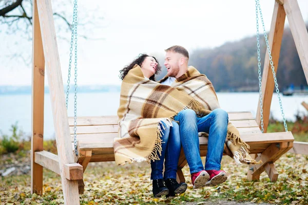 Amoureuze paar op romantische datum op schommels buiten — Stockfoto