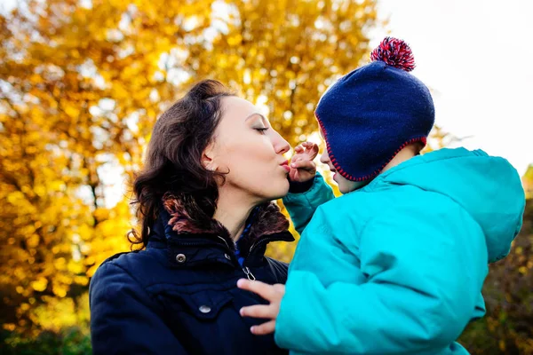 Moeder met zoon in herfst perzik tuin — Stockfoto