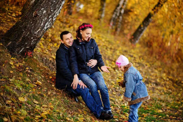 Sonbahar park çocuklarda Anne bak — Stok fotoğraf