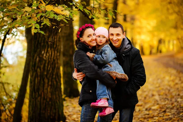 Gezin met twee kinderen in herfst park wandelen — Stockfoto