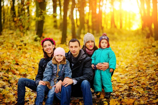 Ouders kijken naar kinderen in herfst park — Stockfoto