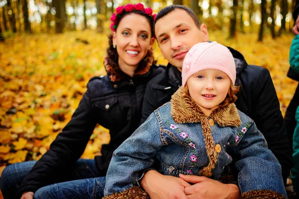 Ouders kijken naar kinderen in herfst park — Stockfoto