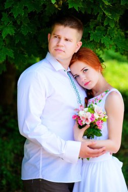 Onlar Park yol boyunca yürüyüş yaparken gelin ve damat elleri kaldığımız.