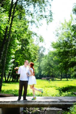 Gelin ve damat yeni evliler, gelin ve Damat Düğün yeşil orman doğa Park.A çift fotoğraf öp. Düğün Couple.Wedding yürüyüş