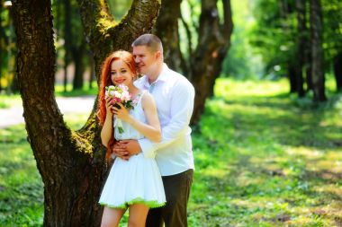 Onlar Park yol boyunca yürüyüş yaparken gelin ve damat elleri kaldığımız.