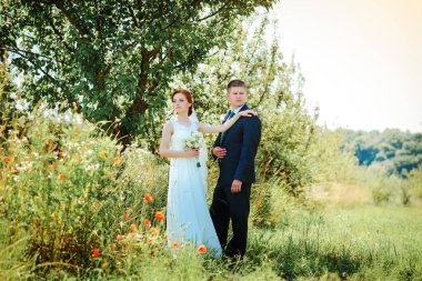 Onlar Park yol boyunca yürüyüş yaparken gelin ve damat elleri kaldığımız.