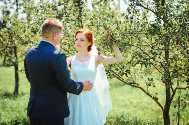 Onlar Park yol boyunca yürüyüş yaparken gelin ve damat elleri kaldığımız.