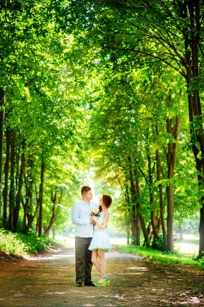 Park.A 对新婚夫妇，新娘和新郎在绿色森林自然的婚礼中的新郎与新娘亲吻的照片。婚礼 Couple.Wedding 步行 — 图库照片