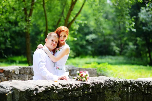 A noiva e o noivo no Park.A par de recém-casados, a noiva eo noivo no casamento na floresta verde natureza beijo photo.Wedding Couple.Wedding passeio — Fotografia de Stock