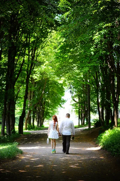 De bruid en bruidegom in het park. — Stockfoto