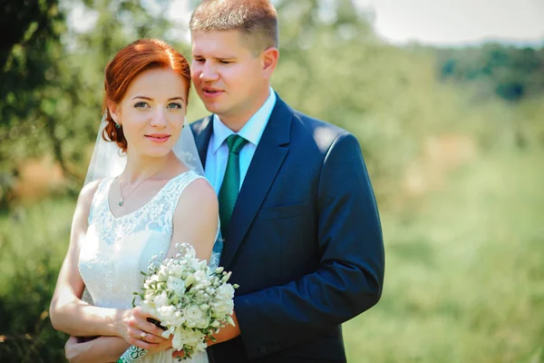 Onlar Park yol boyunca yürüyüş yaparken gelin ve damat elleri kaldığımız. — Stok fotoğraf