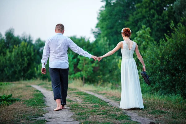 The bride and groom in the Park. — Stock Photo, Image