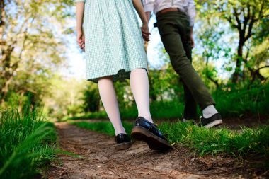 erkek arkadaşı ile yolda düşük açılı, geri görünüm gider