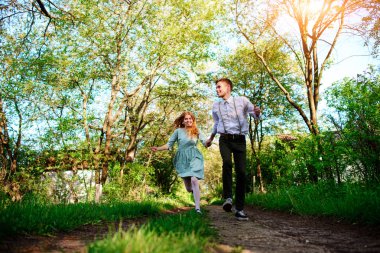 genç bir adam onun kız arkadaşı ile atlamak güneşli köyü de yol