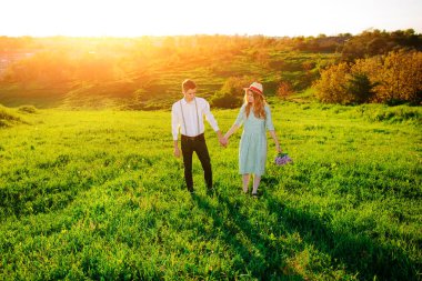 Kız arkadaşıyla parkta genç bir adam girer