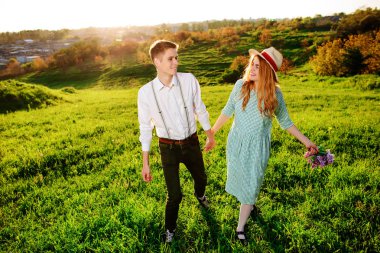 Kız arkadaşıyla parkta genç bir adam girer